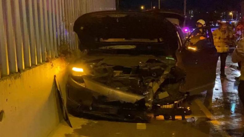 Başakşehir’de İki Araç Kafa Kafaya Çarpıştı: 5 Yaralı
