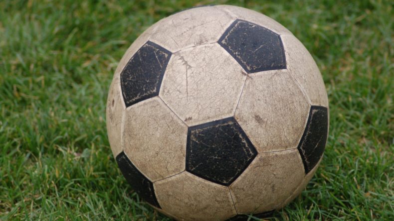 Başına futbol topu çarpan çocuk beyin kanaması geçirdi