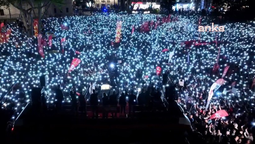 10 binler karanlığa gömülen meydanı cep telefonu ışıkları ile aydınlattı.