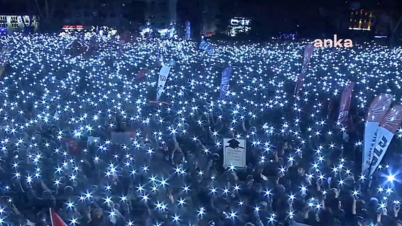 10 binler karanlığa gömülen meydanı cep telefonu ışıkları ile aydınlattı.