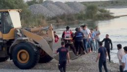 Batman Çayı’nda Mahsur Kalanlar Kepçe ile Kurtarıldı