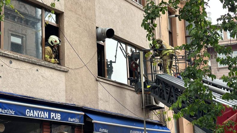 Beyoğlu’nda Yangın Çıkan Binada İki Kişi Mahsur Kaldı