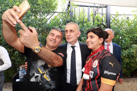 Hacıosmanoğlu fotoğraf çektirirken