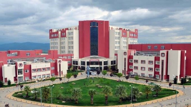 ‘Bıçak parası’ aldığı iddia edilen profesör ve sekreterine adli kontrol uygulandı