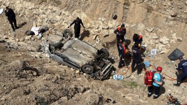 Bingöl’de Korkunç Kaza: Otomobil Dere Yatağına Devrildi, 4 Kişi İçinde Sıkıştı