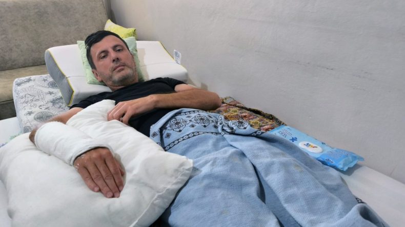 Bir Uyarı, Bir Tekme, İki Kırık, Sıfır Tutuklama: ‘Aileme Nasıl Bakacağım’