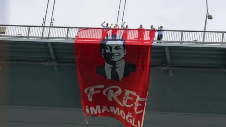 Boğaziçi Köprüsü’nde “Free İmamoğlu” Pankartı Alan 6 CHP’li Vekil Hakkında Soruşturma Başlatıldı