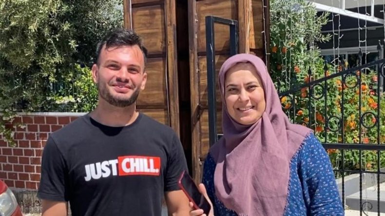 Bulduğu telefonu sahibine teslim etti