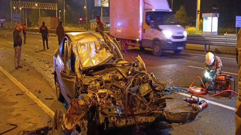 Bursa’da Kamyonun Altına Giren Otomobilin Sürücüsü Ağır Yaralandı