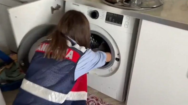 Çamaşır Makinesinden Kalaşnikoflar Ele Geçirildi