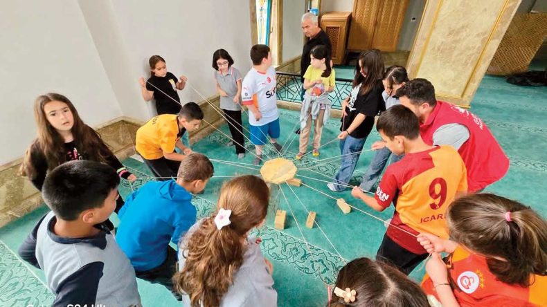 Camiler İbadet Yeri, Oyun Alanı Değildir!
