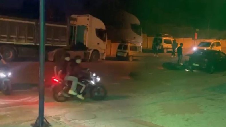 Cep telefonuyla kaydedildi: Motosikletli grup bıçakla saldırdı