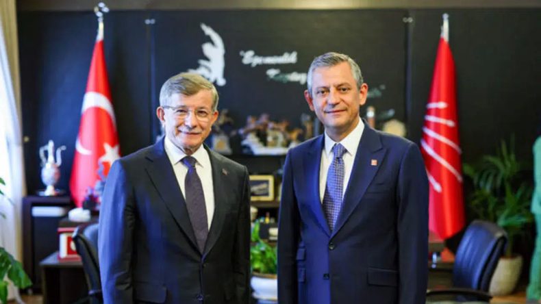 CHP Lideri Özgür Özel ve Gelecek Partisi Başkanı Ahmet Davutoğlu, TBMM’de Önemli Bir Toplantı Gerçekleştirdi