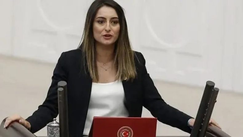 CHP’li Bankoğlu’ndan ‘Duran Adam’ Gözaltılarına Tepki: Gençler Yürüse Suç, Dursa Suç