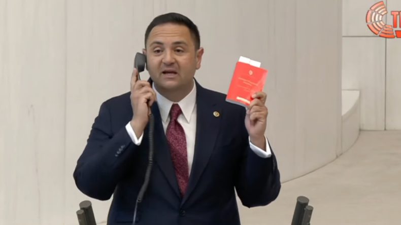 CHP’li Umut Akdoğan Meclis’e getirdiği ahize ile bakın kimi taklit etti