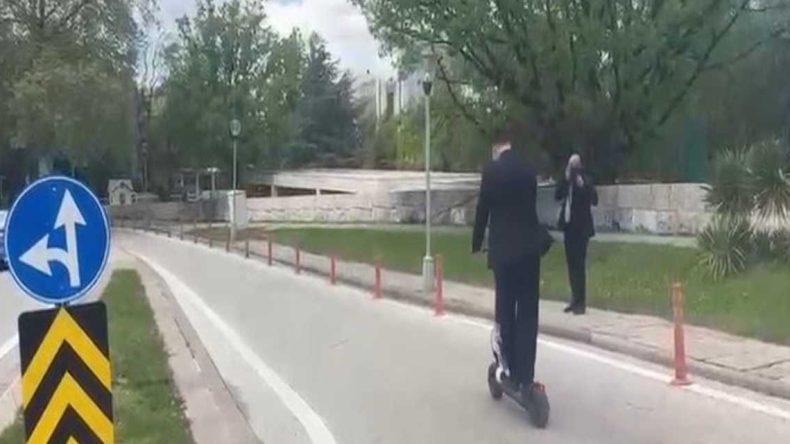 CHP’li Vekil Meclis’e Makam Aracıyla Değil ‘Skuter’ ile Geldi