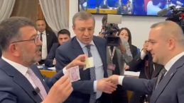 CHP’li Vekillerden Karahan’a Rezervli, Dövizli Protesto