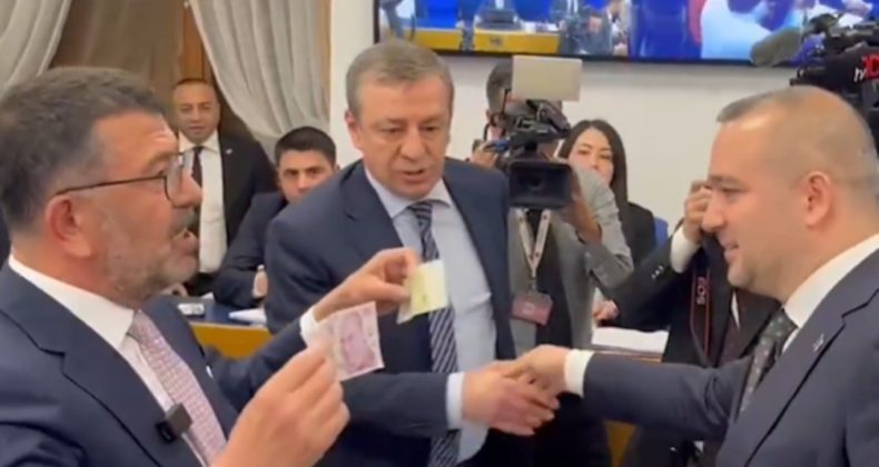CHP’li Vekillerden Karahan’a Rezervli, Dövizli Protesto