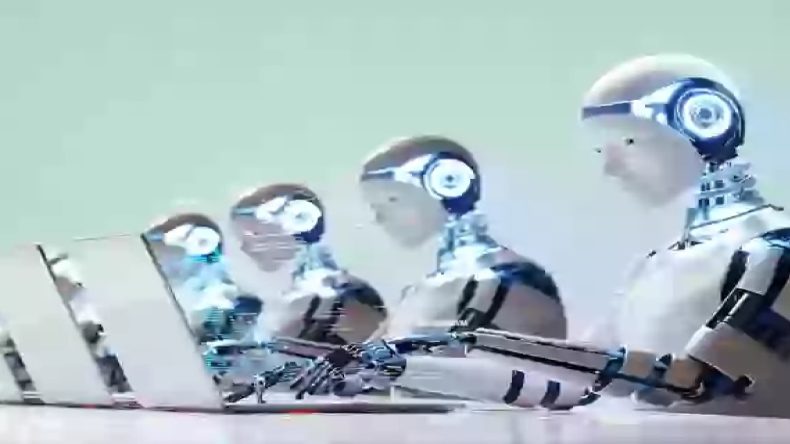 Çin’de İnsansı Robot Özde Çılgına Dönüştü: Personele Tekme Tokat Girişti