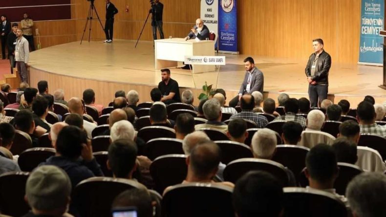 Çocuk Yaşta Evliliği Savunan Nureddin Yıldız, Karaman’da Protesto Edildi: AKP’liler Siper Oldu!