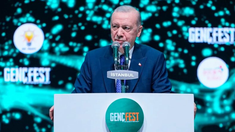 Cumhurbaşkanı Erdoğan: Terör örgütünün feshinden rahatsız olanlar, Boğazda viskiyle devrimcilik oynarken terörden beslendiler
