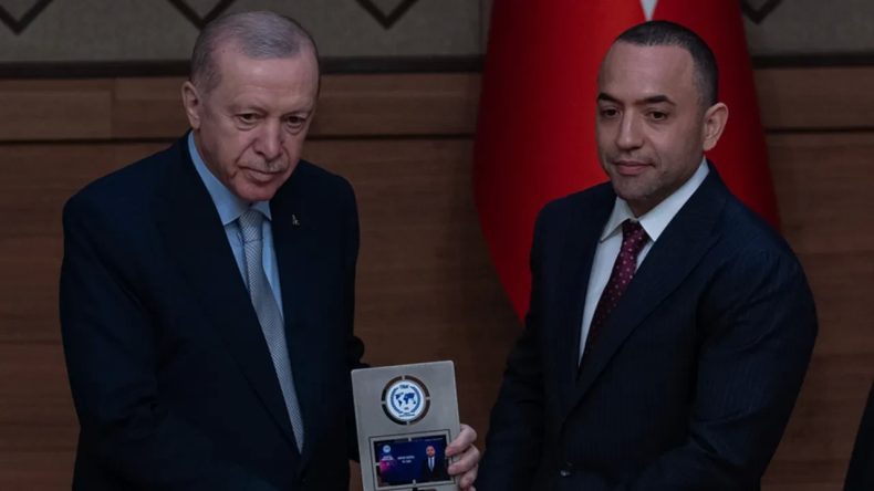 Cumhurbaşkanı Erdoğan, Yılın Haber Sitesi Ödülünü Yeni Akit’e Takdim Etti