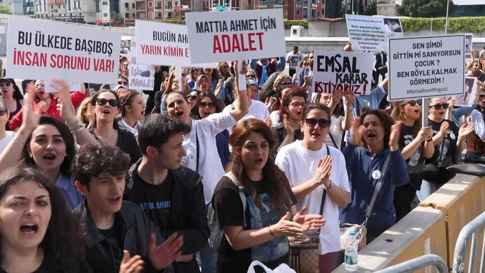 Adliye Önü