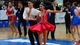 Dansçılar Hünerlerini İzmir’de Sergiliyor