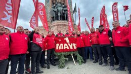 DİSK, Taksim Cumhuriyet Anıtı’na Çelenk Bıraktı