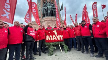DİSK, Taksim Cumhuriyet Anıtı’na Çelenk Bıraktı