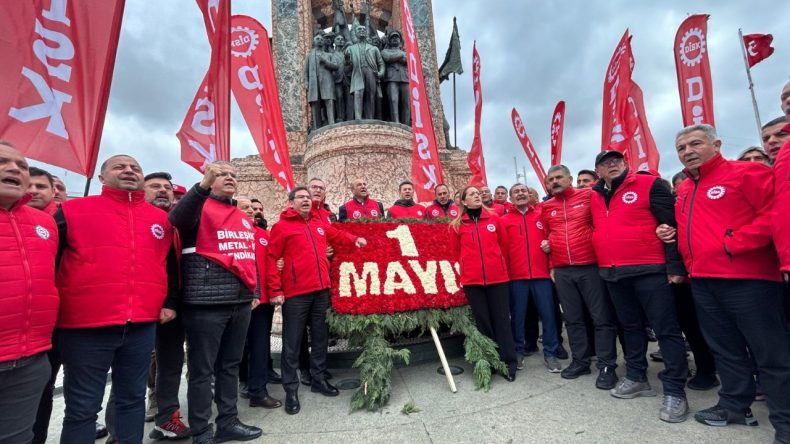 DİSK, Taksim Cumhuriyet Anıtı’na Çelenk Bıraktı