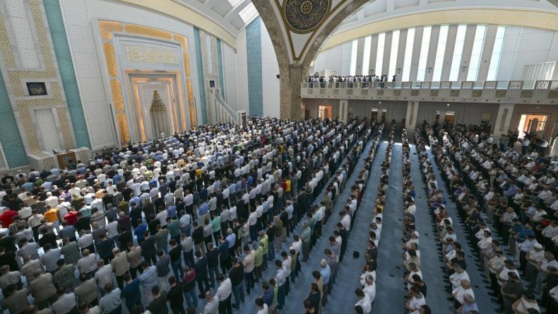 Diyanet’ten Zina Hutbesi: Dizi, Film, Tiyatro, İnternet Siteleri, Flört ve Arkadaşlık Hedefte