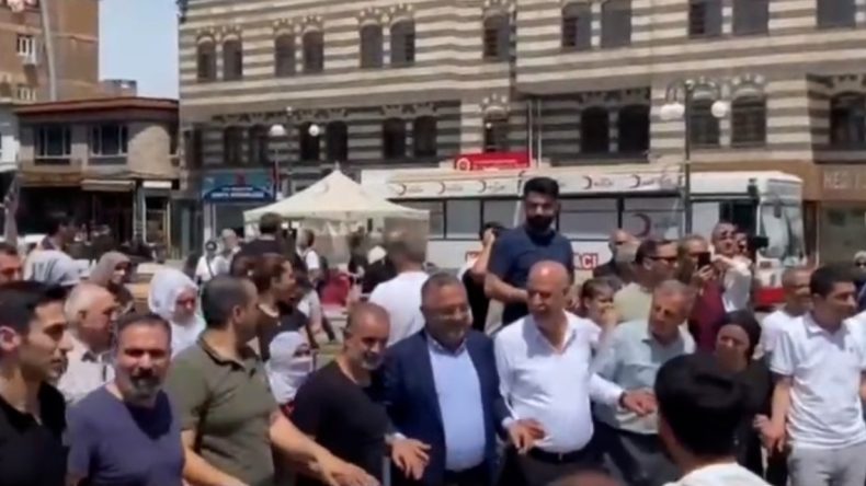 Diyarbakır’daki halaya Sezgin Tanrıkulu da katıldı