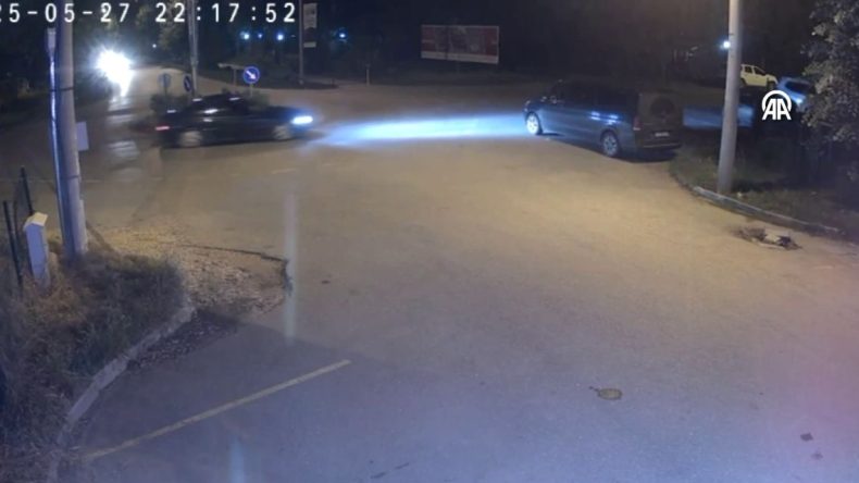 Dönel Kavşakta Hızlanınca Ağaca Çarptı, O Anlar Kamerada