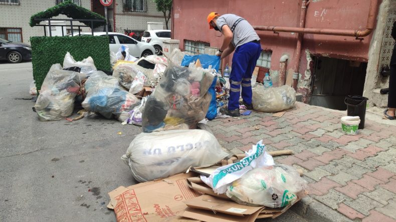 Dördüncü kez temizlenen evinden 7 kamyon çöp çıktı