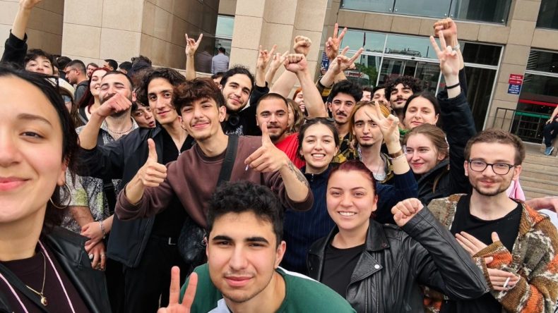 ‘Duran Gençler’ Serbest Bırakıldı