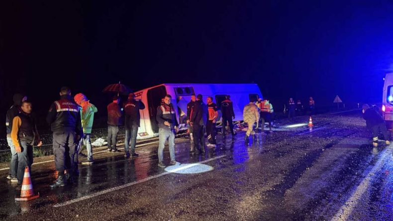 Düzensiz Göçmenleri Taşıyan Minibüs Devrildi: 1 Ölü, 22 Yaralı