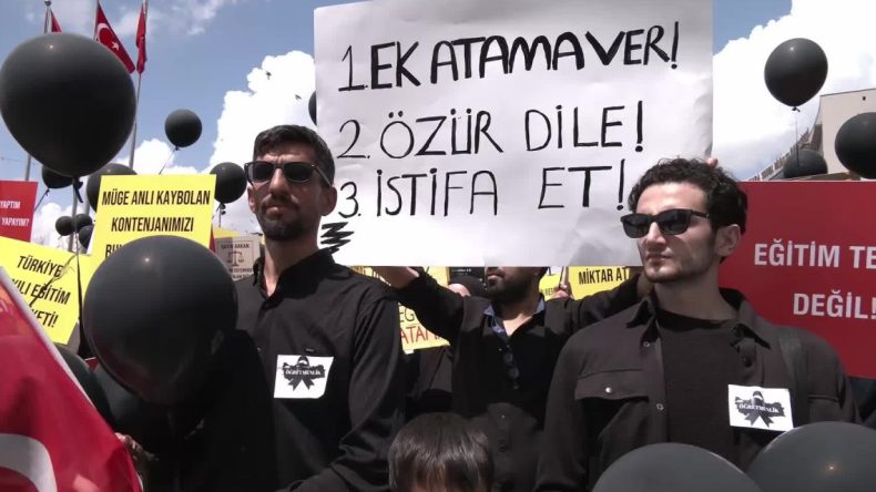 Ek atama isteyen öğretmenlerden protesto: 100 bin ücretli öğretmen varsa 100 bin açık vardır