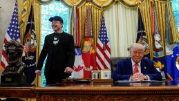 Elon Musk, Trump’ın yanında soğuk terler döktü: Hadi konuyu değiştirelim