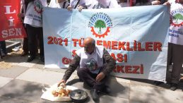 Emekliler TÜİK Önünde Seslerini Yükseltti: “Getirin Sandığı, Kırmızı Kartımızı Gösterelim”