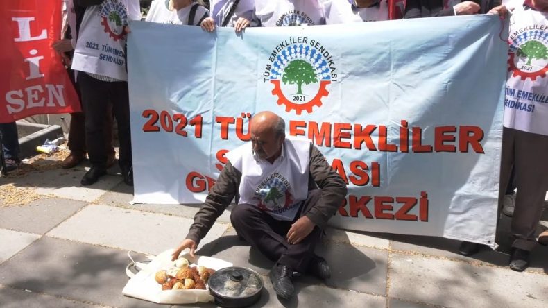 Emekliler TÜİK Önünde Seslerini Yükseltti: “Getirin Sandığı, Kırmızı Kartımızı Gösterelim”