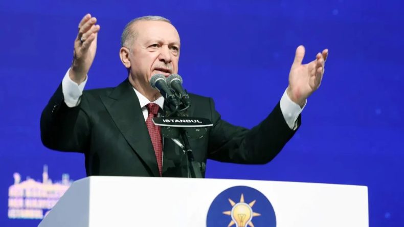 Erdoğan’dan İBB’deki operasyonlara ilişkin açıklama: Özür dileyeceklerine tehdit ediyorlar
