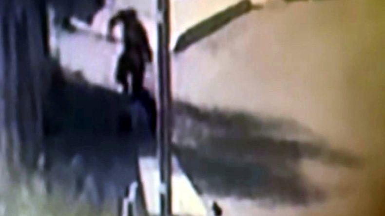 Eşinin Kendisine Aldattığından Şüphelendiği Kişiyi Bıçakladı ve Teslim Oldu