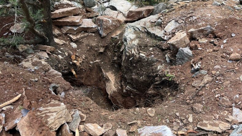 Eski Vali ve Emekli Albay Kaçak Kazıda Yakalandı