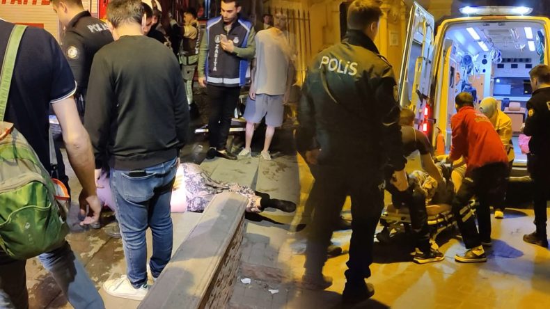 Evini Ateşe Vermeye Çalıştı, Müdahale Edenleri Bıçakla Tehdit Etti