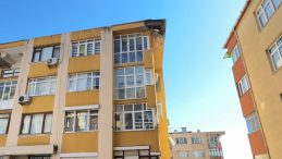 Faciaya ramak kala: Binadan beton parçaları düştü