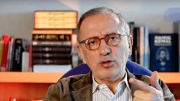 Fatih Altaylı’dan Pankart Tepkisi: “Bu Açık Bir Tehdit”