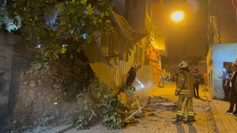 Fatih’te metruk bina çöktü: Enkazda arama yapılıyor