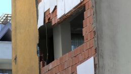 Fatih’te yıkılan binanın molozları kaldırılırken yan binanın duvarı hasar gördü