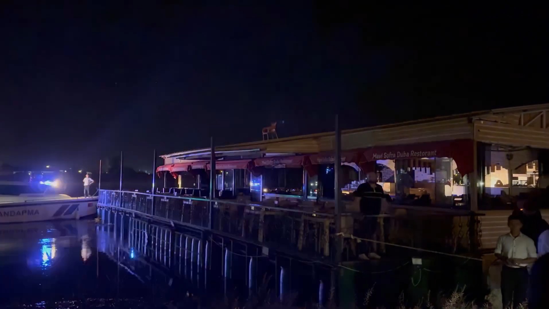 Fırat Nehri duba restoran